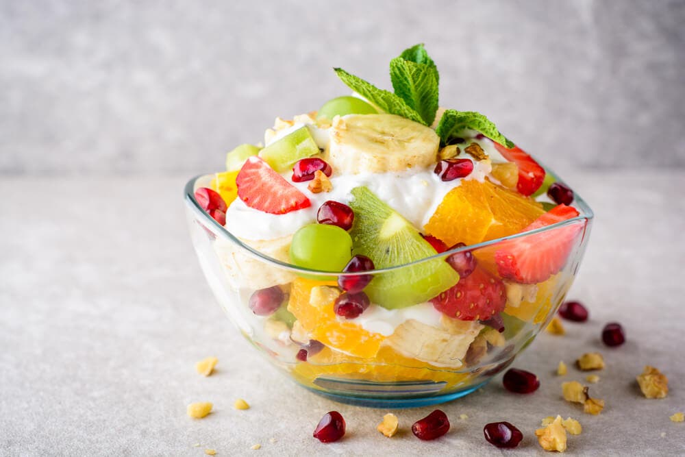 Yogur con fruta para media mañana.