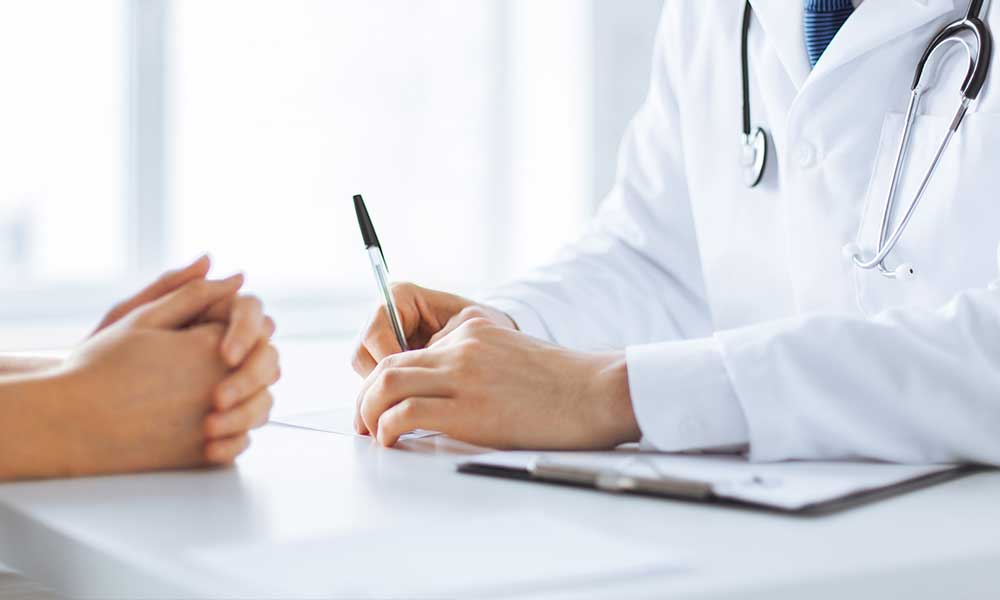 Visitar periódicamente al médico