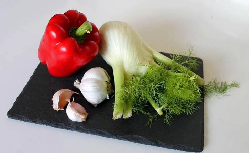 Ajos, pimiento rojo y dos cebollas.