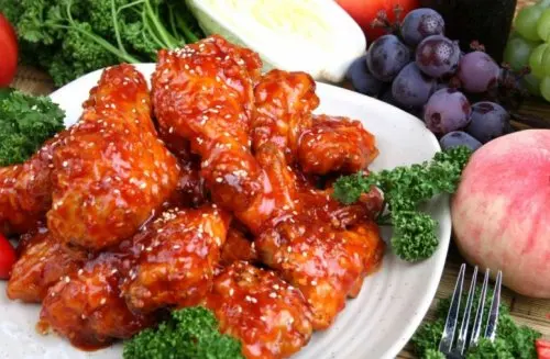 Alitas de pollo con salsa agridulce es una receta de comida asiática.