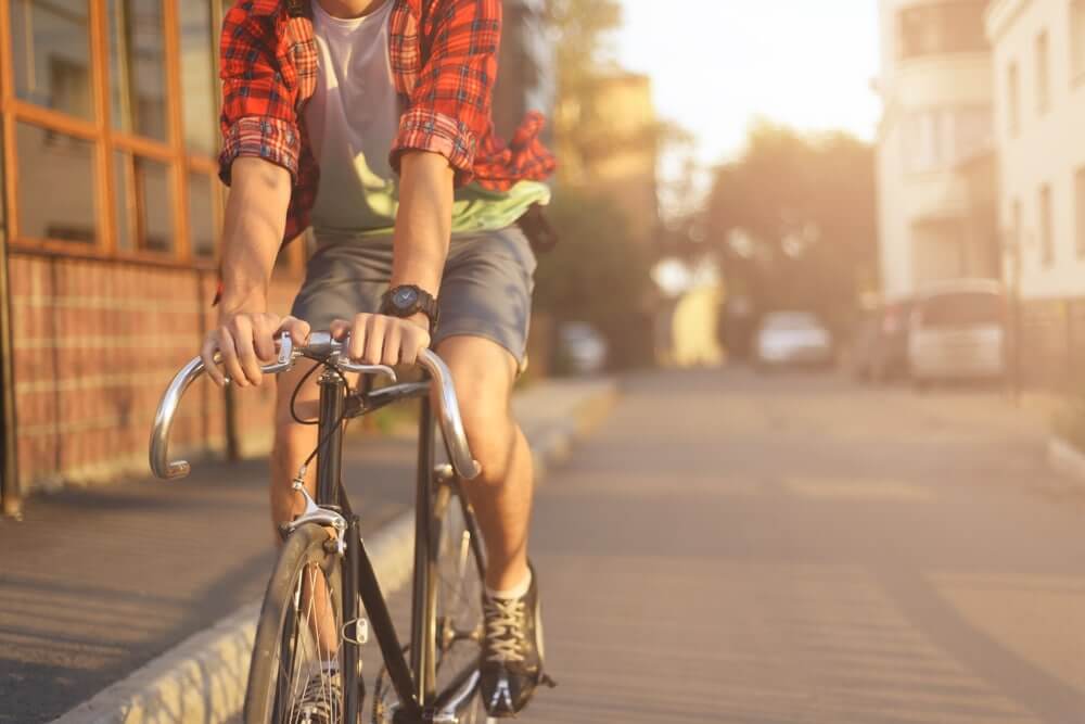 Ejercicios para reducir grasa corporal: hombro montando en bicicleta.