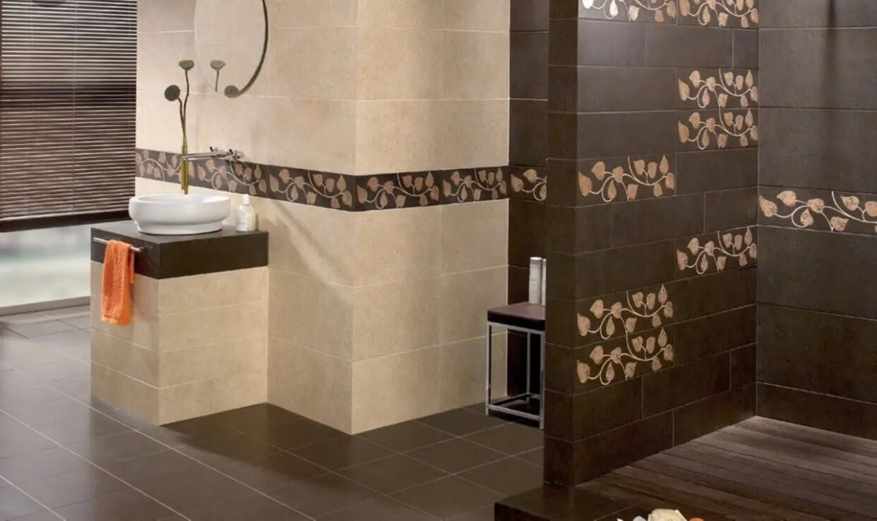 Azulejos de porcelana en el baño y su limpieza.
