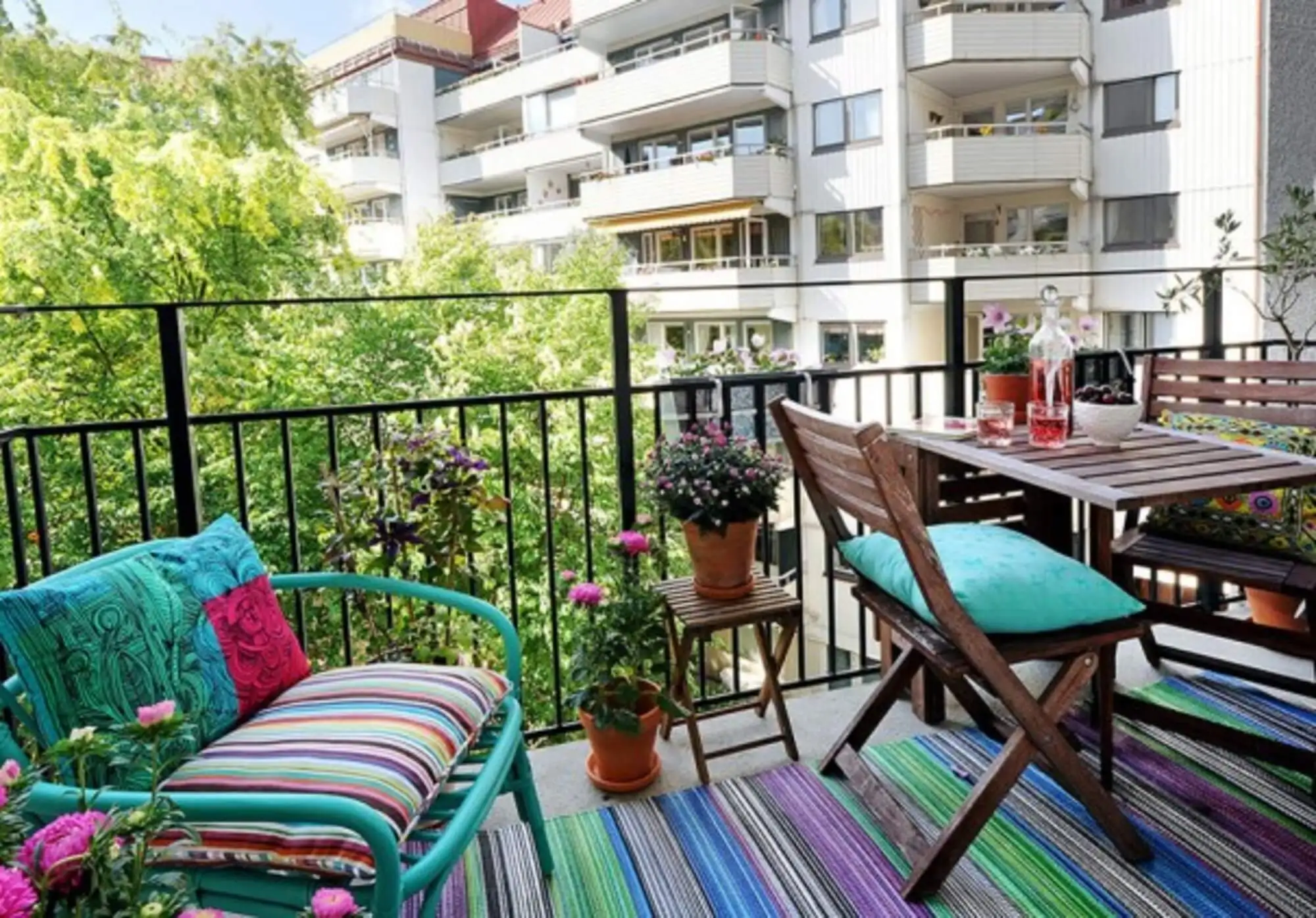 Balkon pequeño decorado.