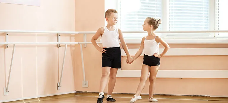 Niños haciend ballet.