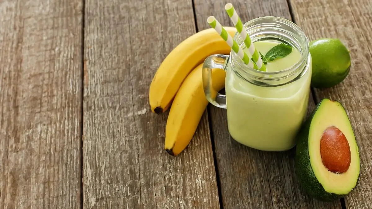 Batido de aguacate, espinaca, plátano y leche de avena