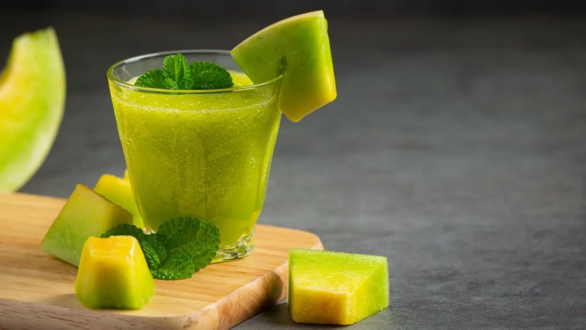 Batido de rúcula, melón, manzana y canela