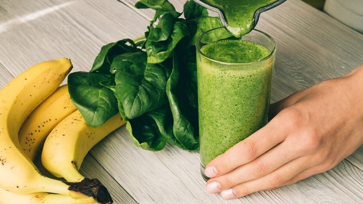 Batido verde de naranja, banana, espinacas y agua de coco