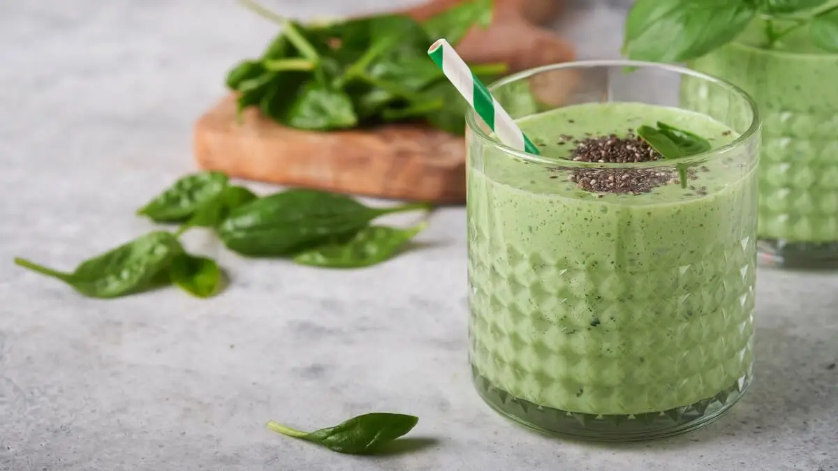 Batido de espinaca, fresa, avena y leche de almendras