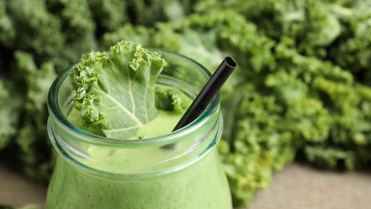 Batido de kale, albaricoques, jengibre y leche de avena