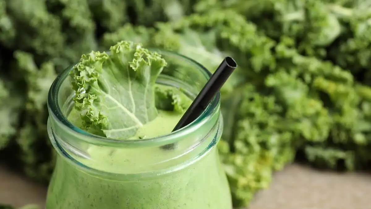 Batido de kale, albaricoques, jengibre y leche de avena