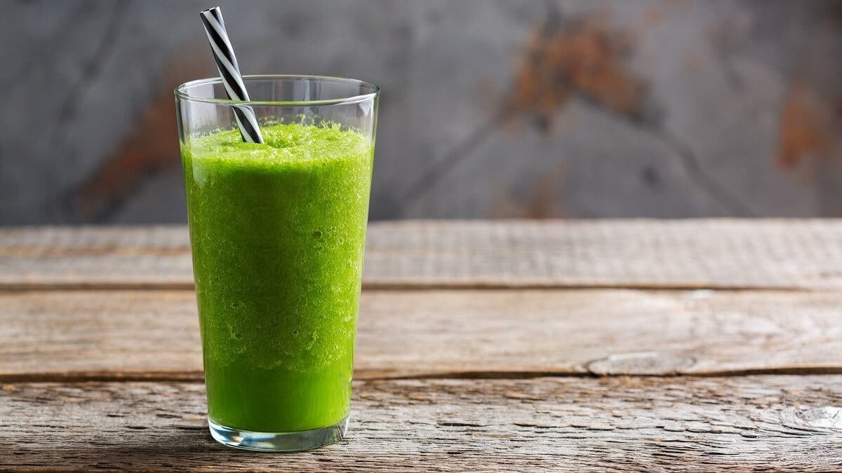 Batido de kale, piña, limón y chía