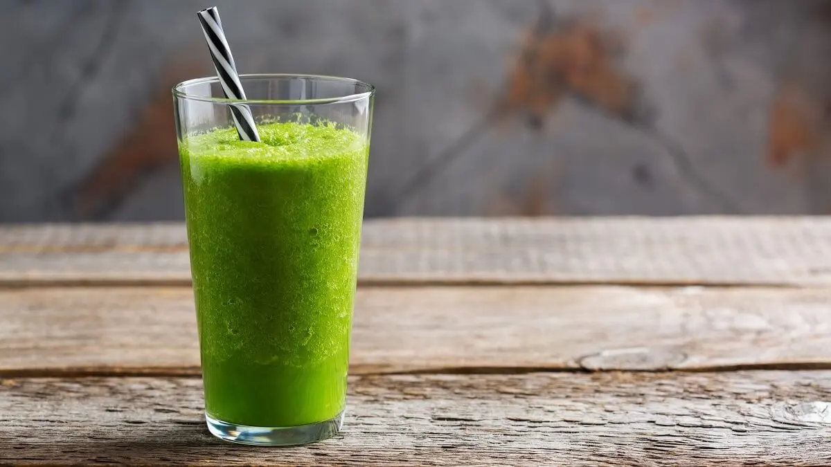 Batido de kale, piña, limón y chía