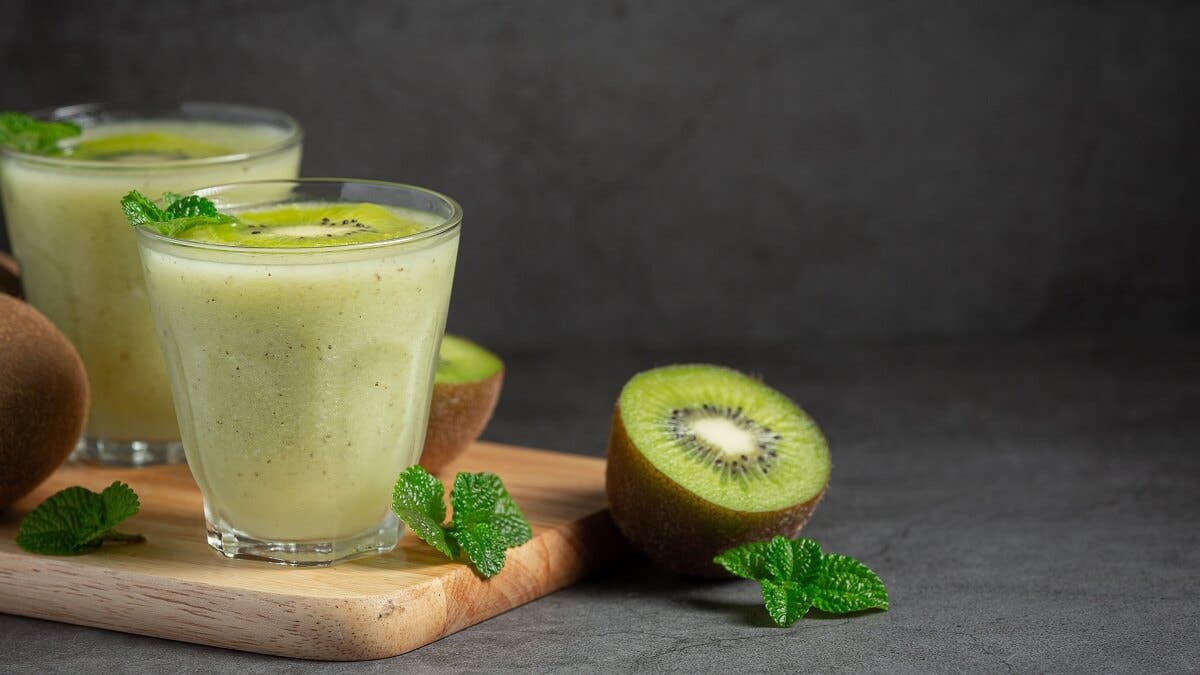 Batido de pepino, kiwi, hierbabuena y agua de limón