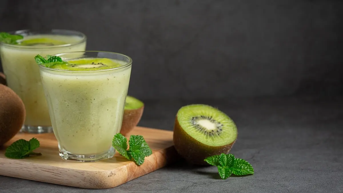 Batido de pepino, kiwi, hierbabuena y agua de limón