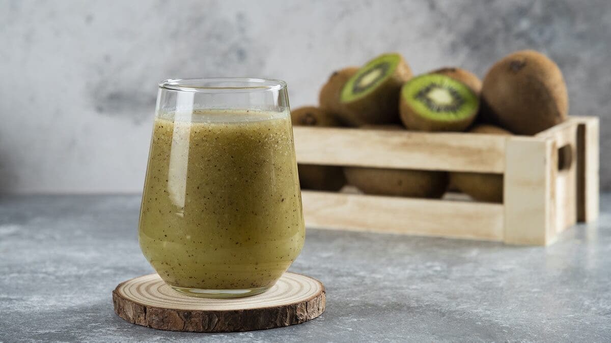 Batido de pepino, perejil, kiwi y leche de almendras