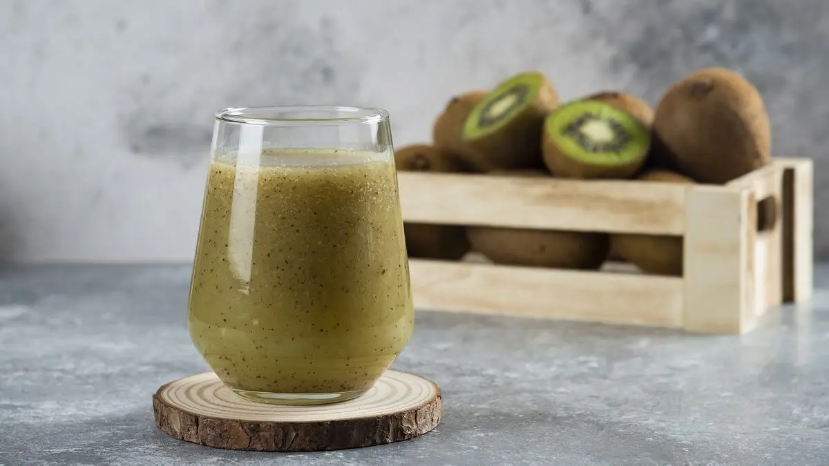 Batido de pepino, perejil, kiwi y leche de almendras