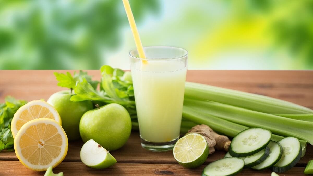 Batido verde con apio, manzana, pepino y espinacas