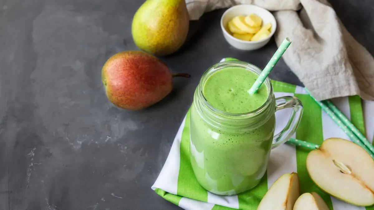 Batido de pera, espinaca y leche de almendras