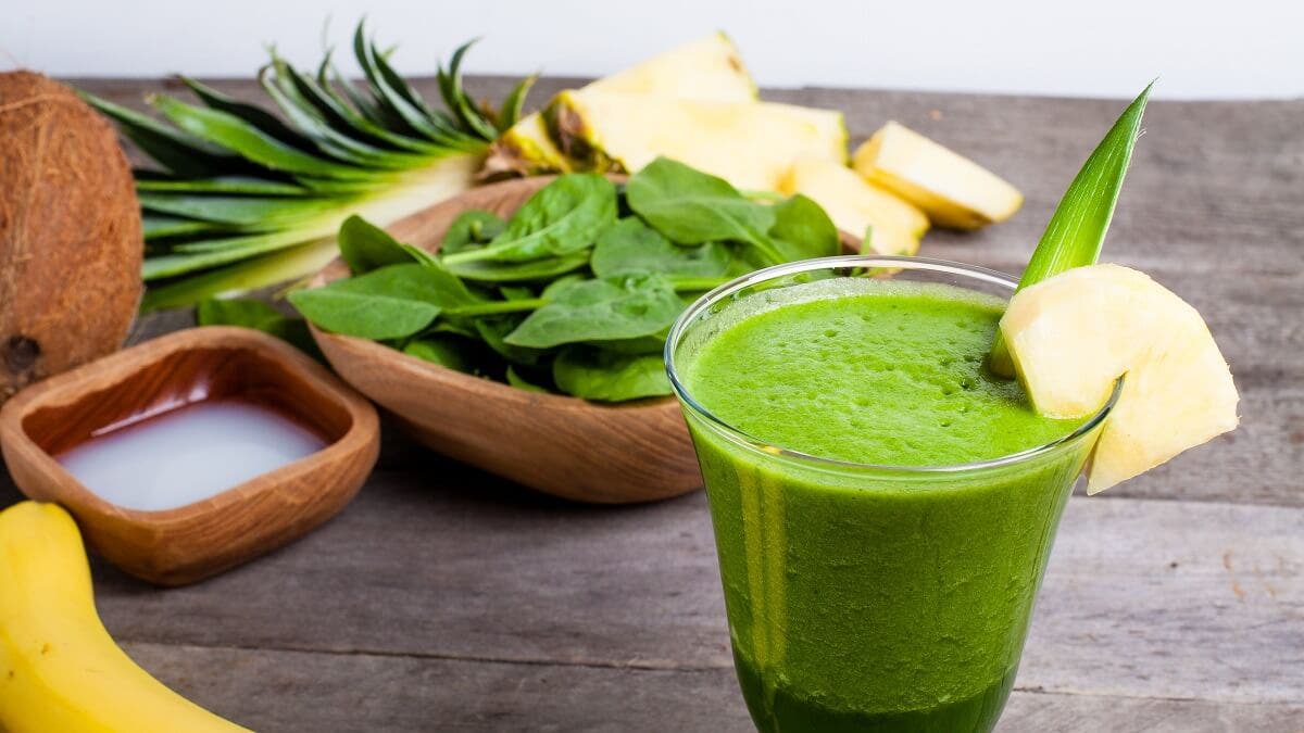 Batido de zanahoria, espinaca, piña y cúrcuma