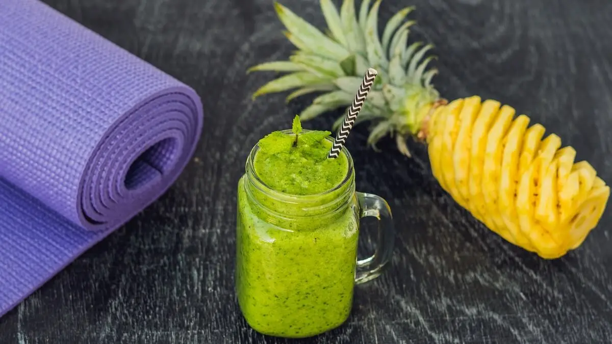 Batido de apio, zanahoria, piña y jengibre