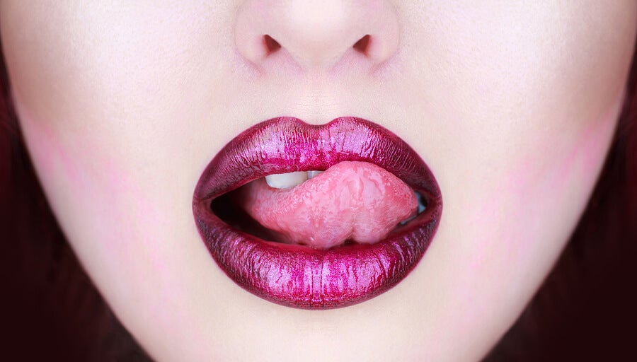 Mujer sacando la lengua, sexo oral.