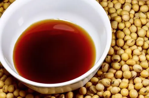 Taza con salsa de soja