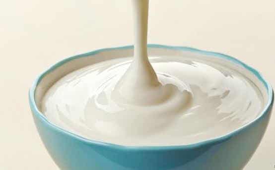 Comer un bol de yogur líquido es indispensable por las mañanas.