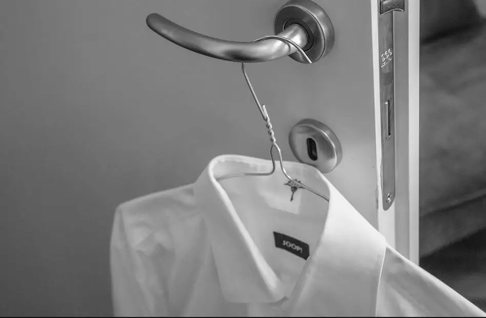Camisa planchada y colgada.