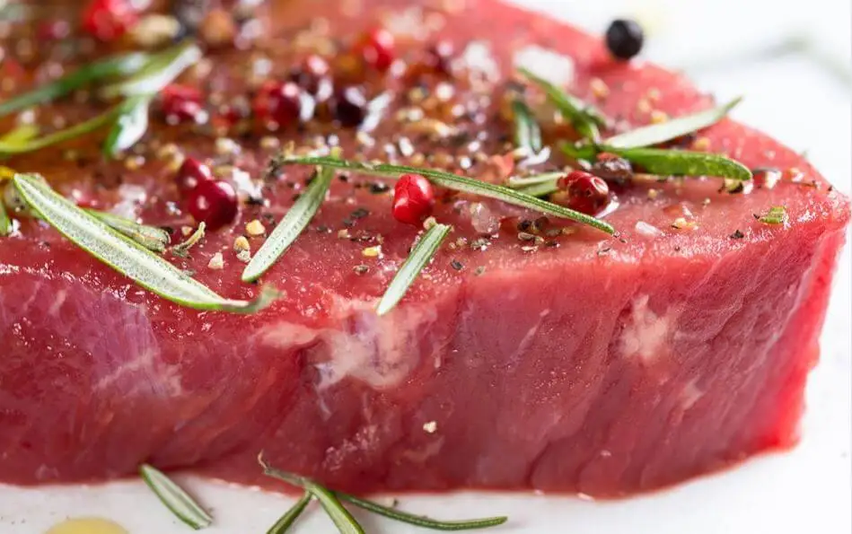 Filete con especias por encima.