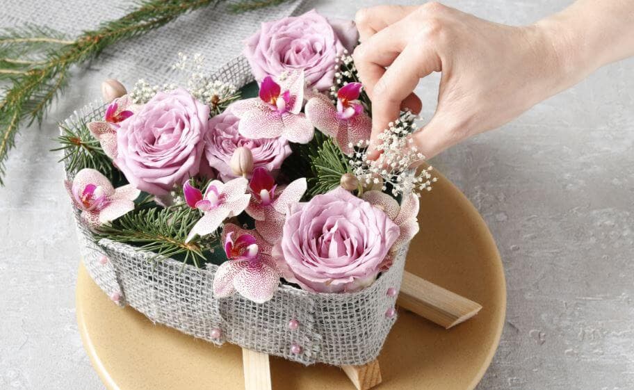 Cesto de flores de adorno.