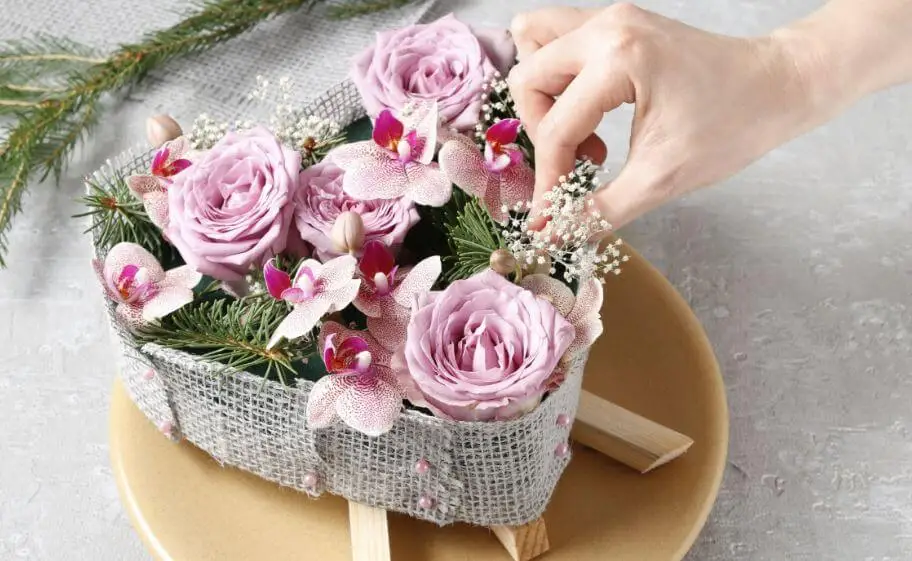 Cesto de flores de adorno.