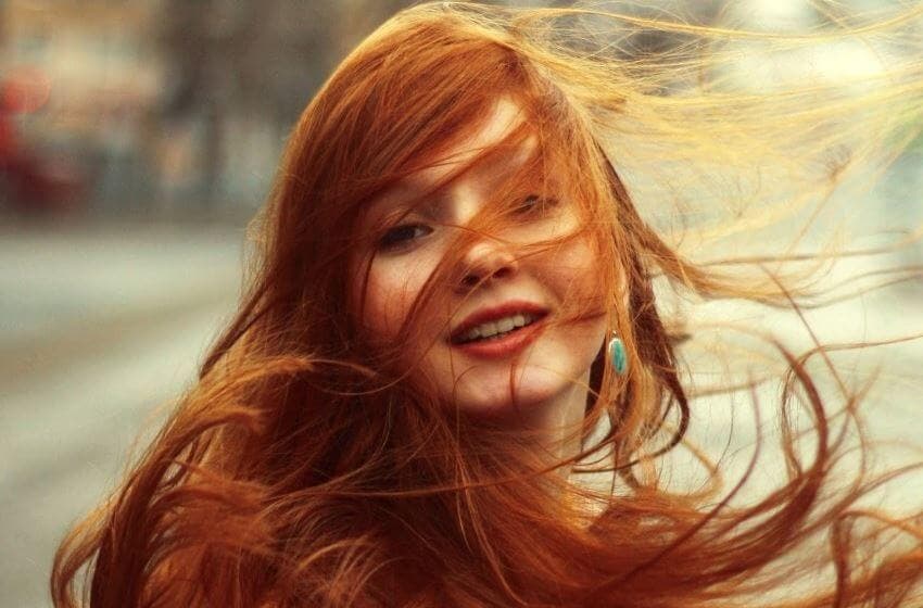 Chica de cabello cobrizo.