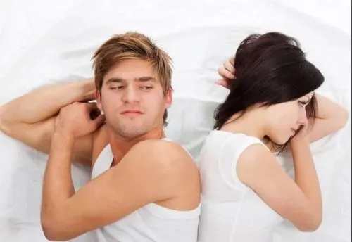 Chico enfadado con su novia.