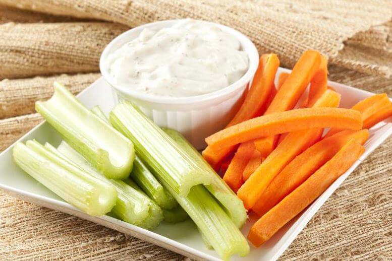 Dip de anchoas con hortalizas.