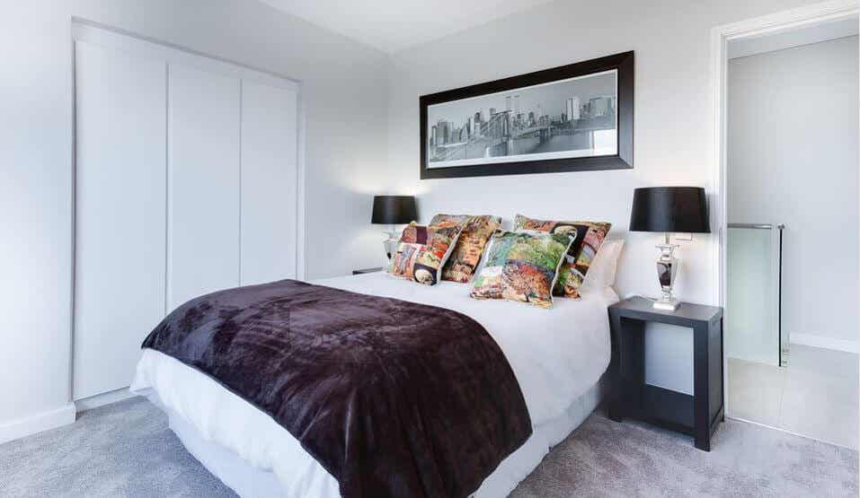 El dormitorio de una casa decorada al estilo minimalista.