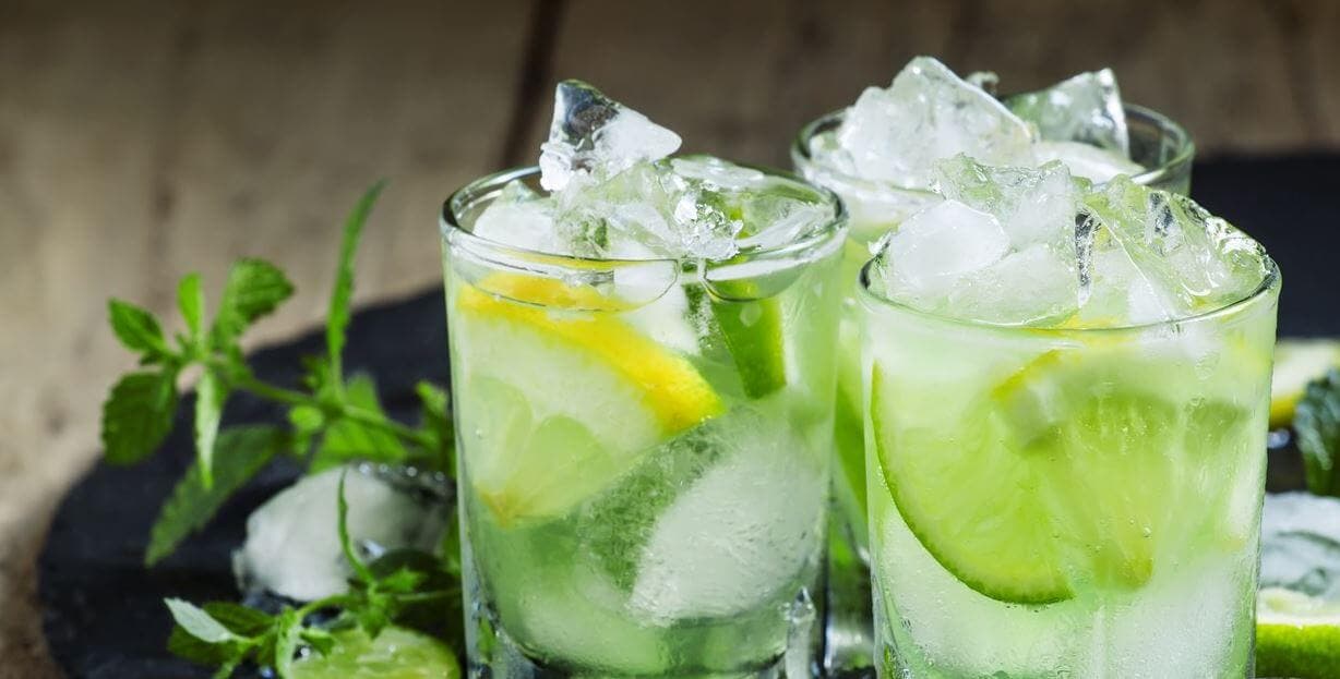 Dos vasos de caipirinha.
