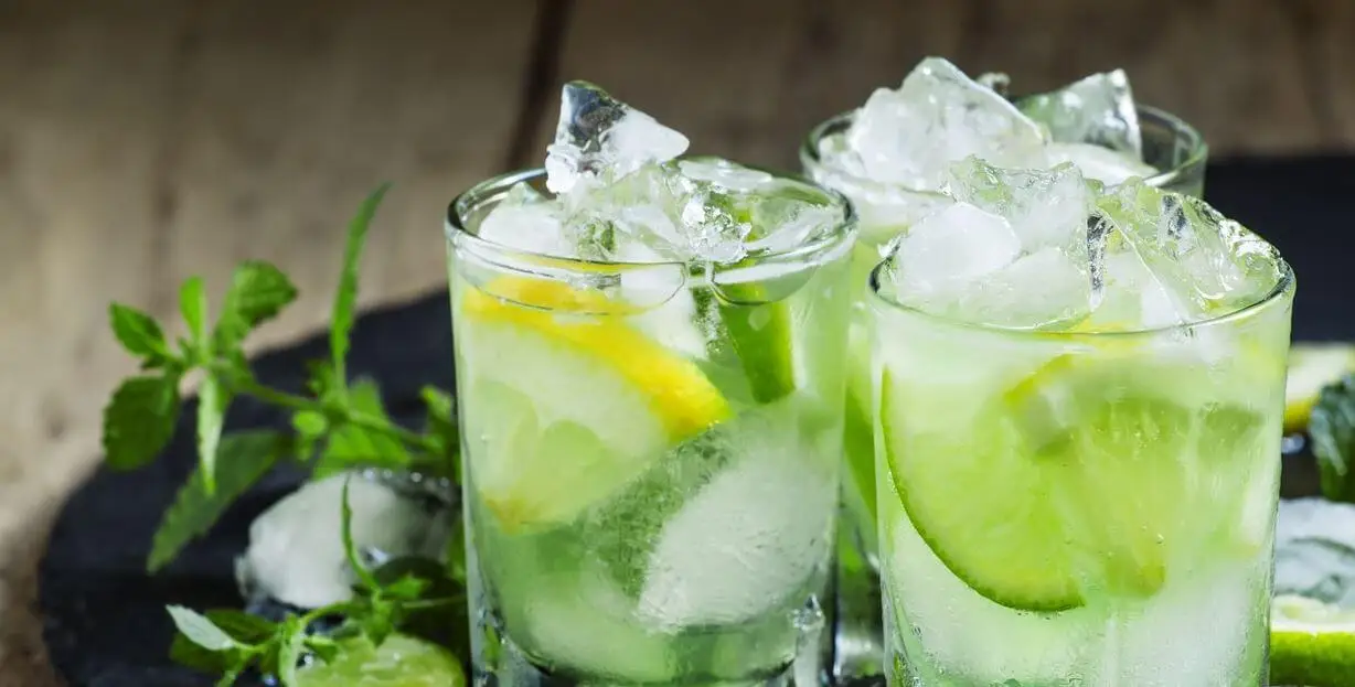 Dos vasos de caipirinha.