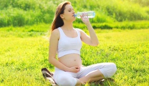 Embarazada bebiendo agua