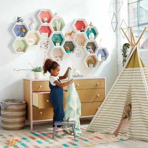Estantería hexagonal motivo de inspiración para decorar la habitación de tu bebé