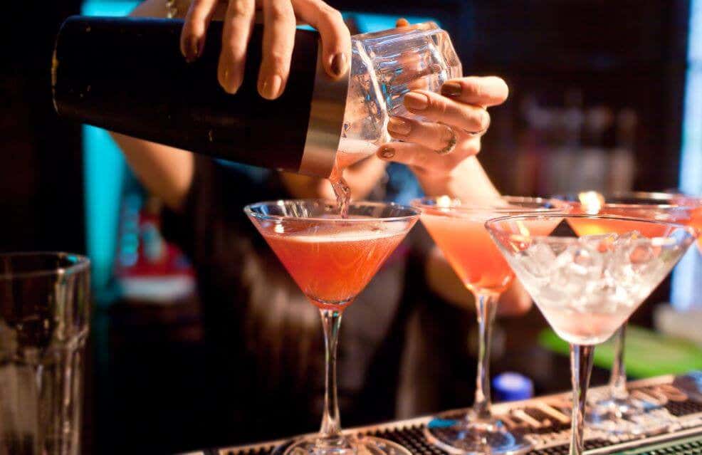 Cocktailschirmchen - Zubereitung von Cocktails