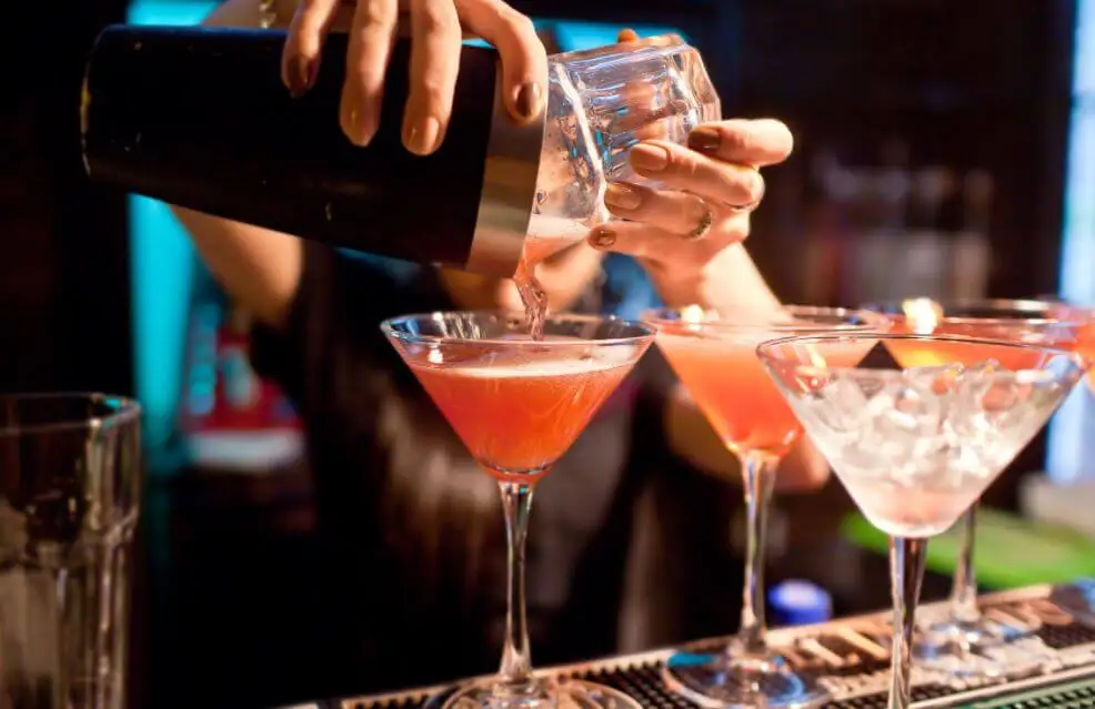 Barman przygotowuje cócteles.