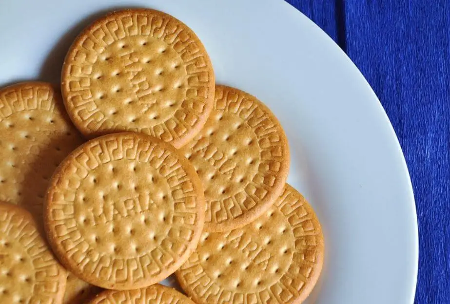 Galletas maría en un plato.