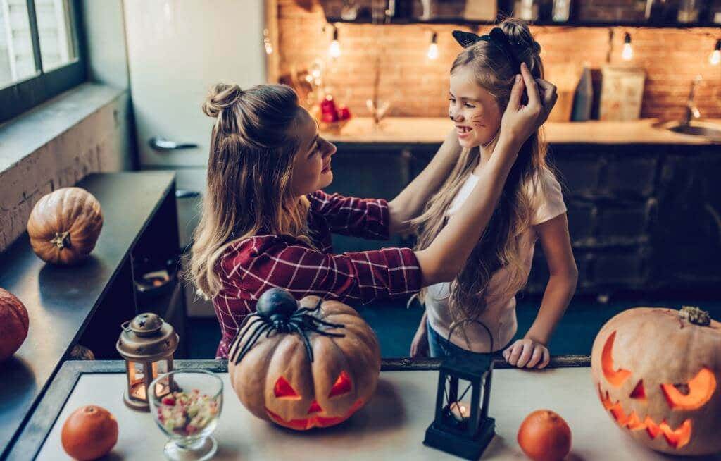Madre disfrazando a una niña en halloween