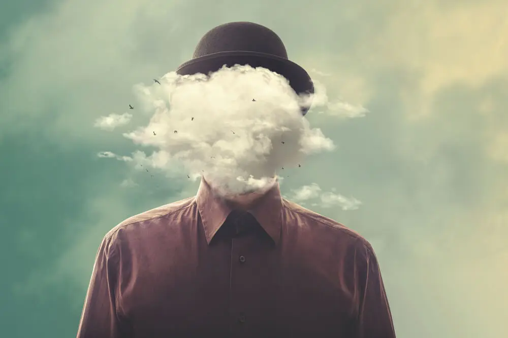Hombre con nube tapándole la cara