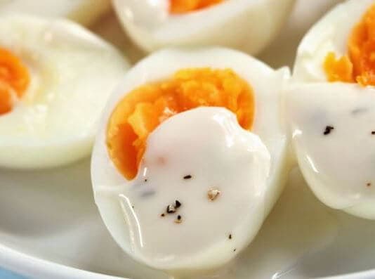 Huevo cocido con salsa de yogurt.