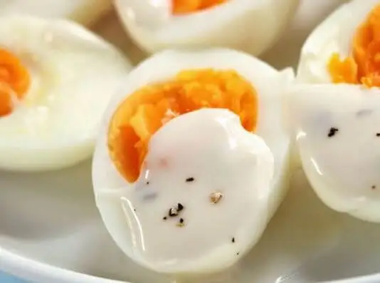 Huevo cocido con salsa de yogurt.