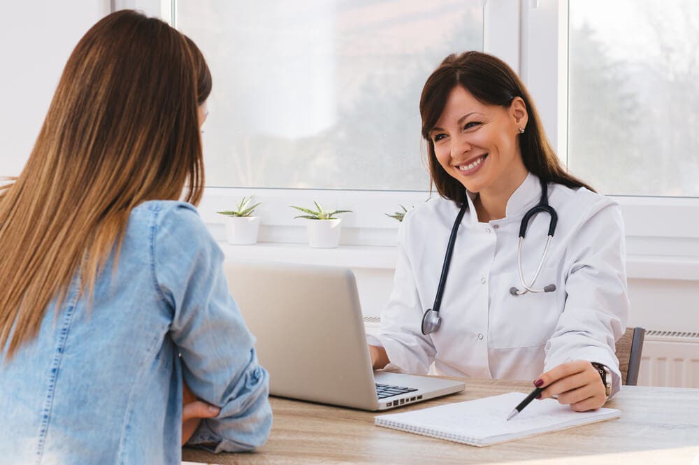 Mujer en el médico.