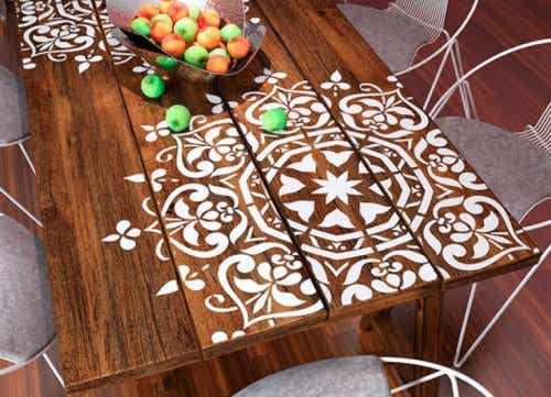 Cómo decorar tu hogar con mandalas: pintarlo en una mesa