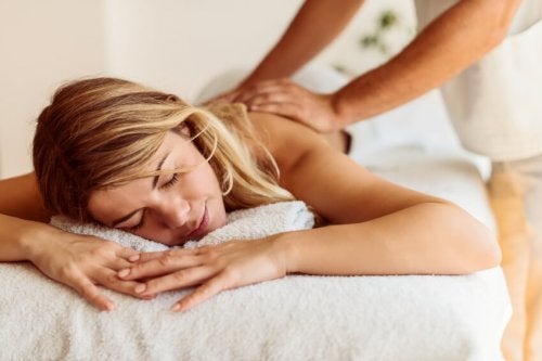 Mujer recibiendo un masaje