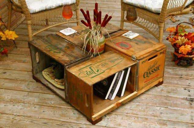 Mesa original hecha con cajas.